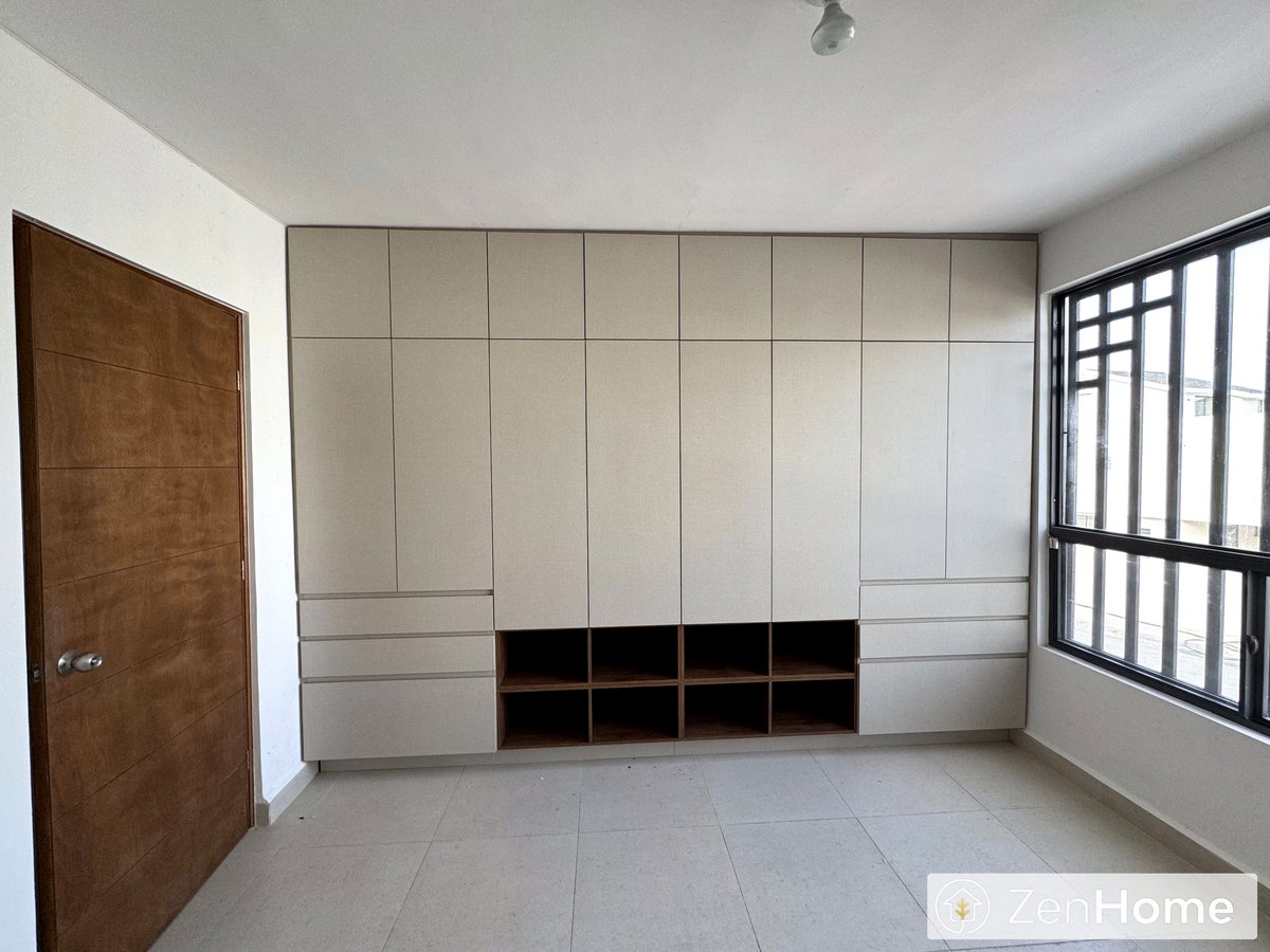 Clóset moderno a la medida con acabado beige y compartimentos abiertos — Proyecto ZenHome Monterrey