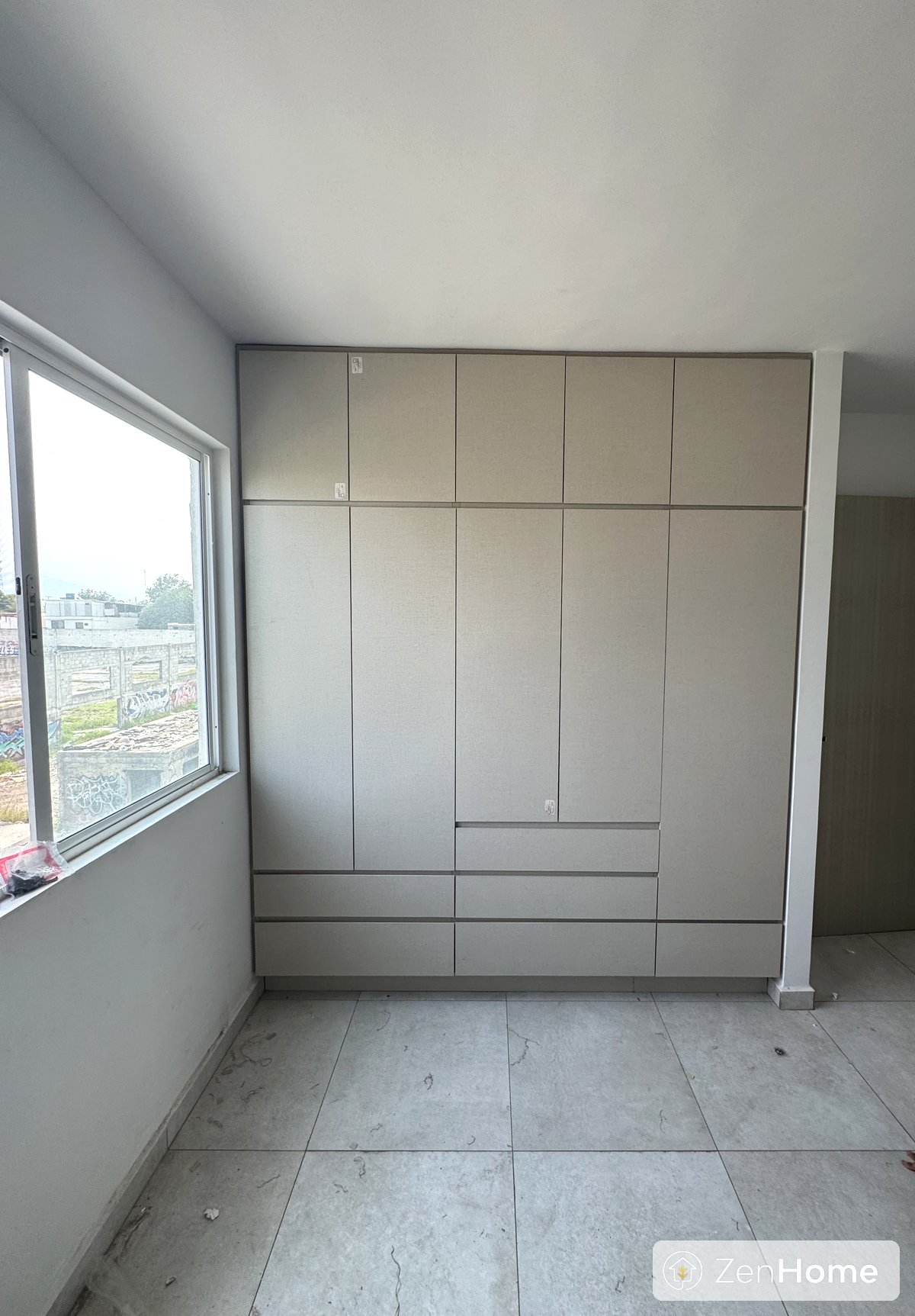 Clóset a la medida color claro con cajones inferiores y puertas — Proyecto ZenHome Monterrey