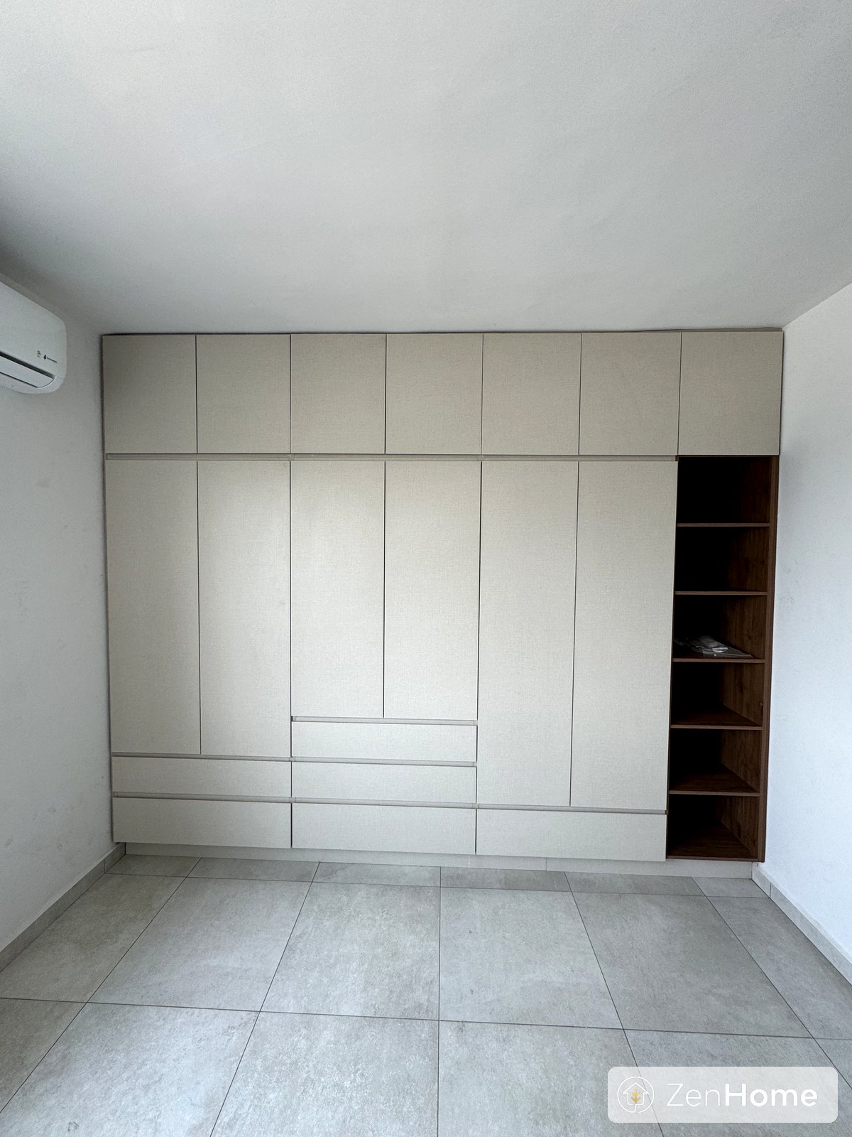 Closet empotrado color claro con diseño minimalista — Proyecto ZenHome Monterrey