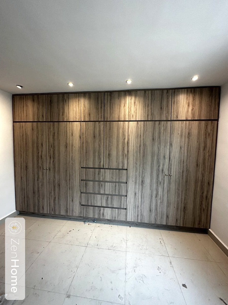 Closet a la medida con acabado madera e iluminación integrada - ZenHome Monterrey