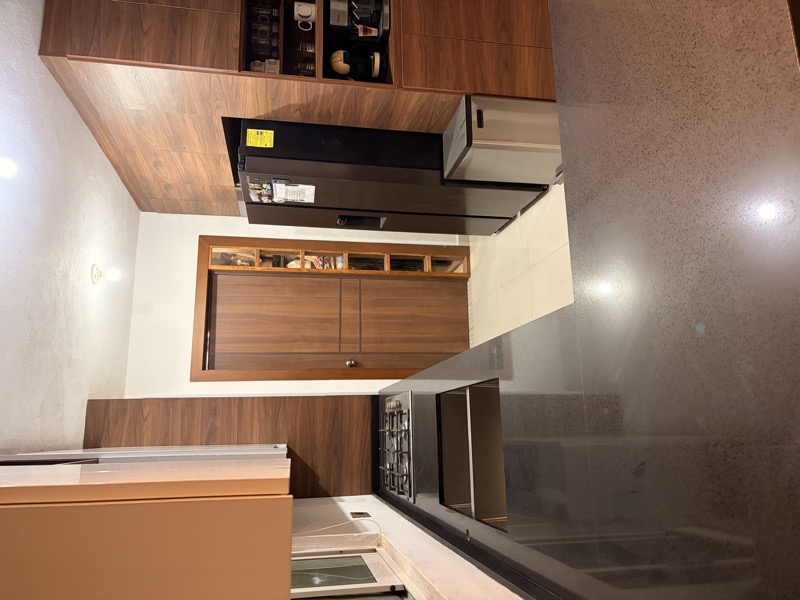 Cocina amplia con cubierta de cuarzo negro en Las Cruces, Apodaca