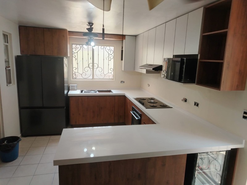 Cocina con barra desayunadora y cava integrada en Paraje Santa Rosa, Apodaca