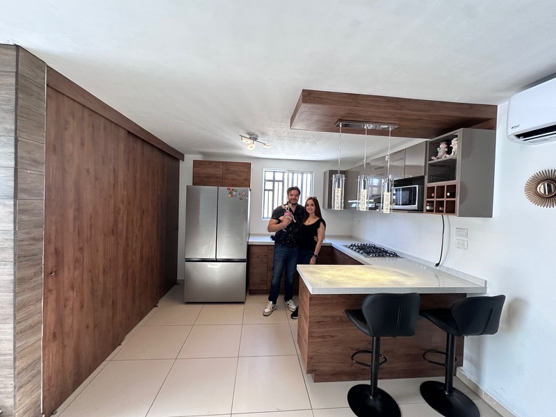 Cocina acogedora con maderas cálidas en Paseo de los Nogales, Apodaca
