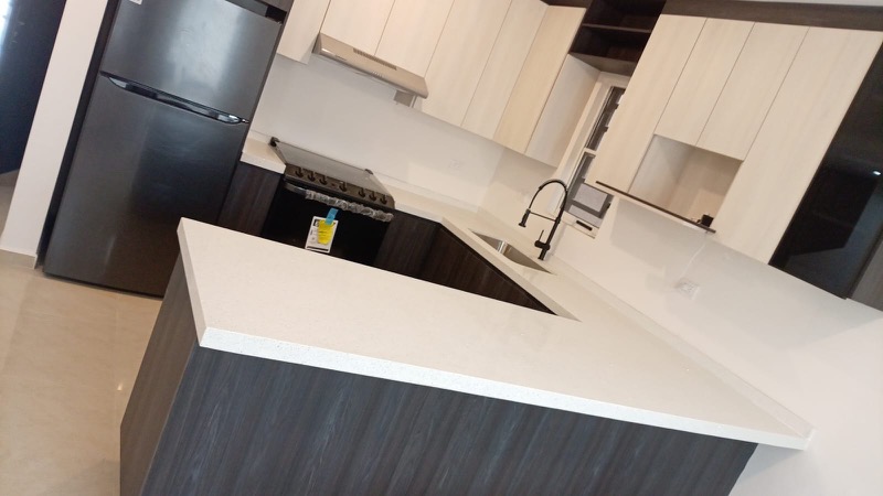 Cocina pequeña y elegante con vidrio iluminado en Valterra Residencial, Apodaca