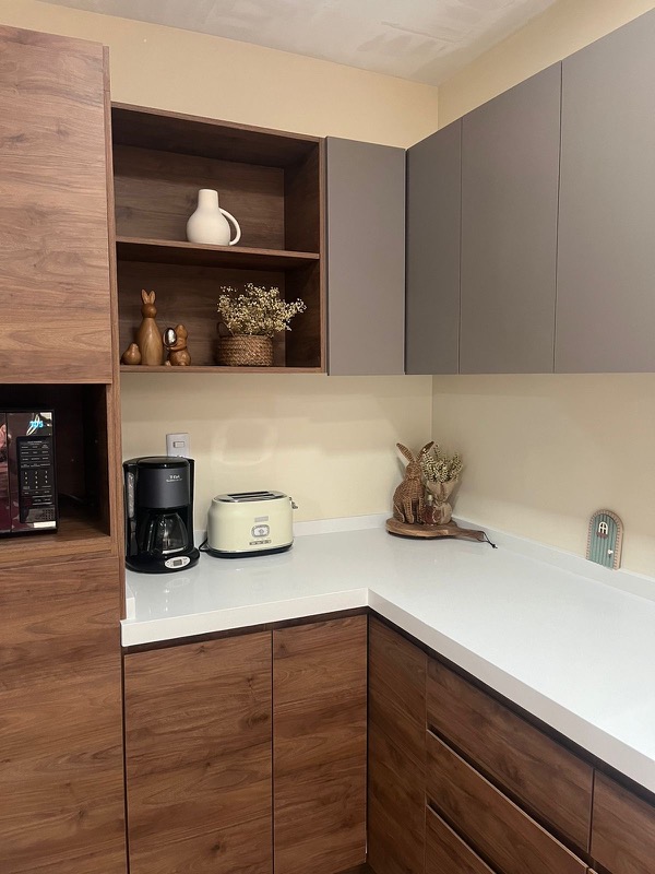 Cocina integral terminada en Encino Residencial, Apodaca — vista general con MDF melamina y cubierta de cuarzo