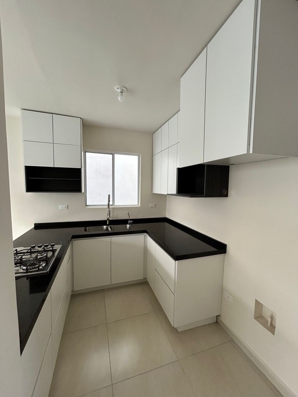 Cocina blanca con cuarzo negro Fracc Platino Apodaca — vista general