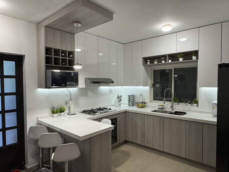 Cocina integral terminada en Parques de Guadalupe — vista general con cubierta de cuarzo y MDF alto brillo
