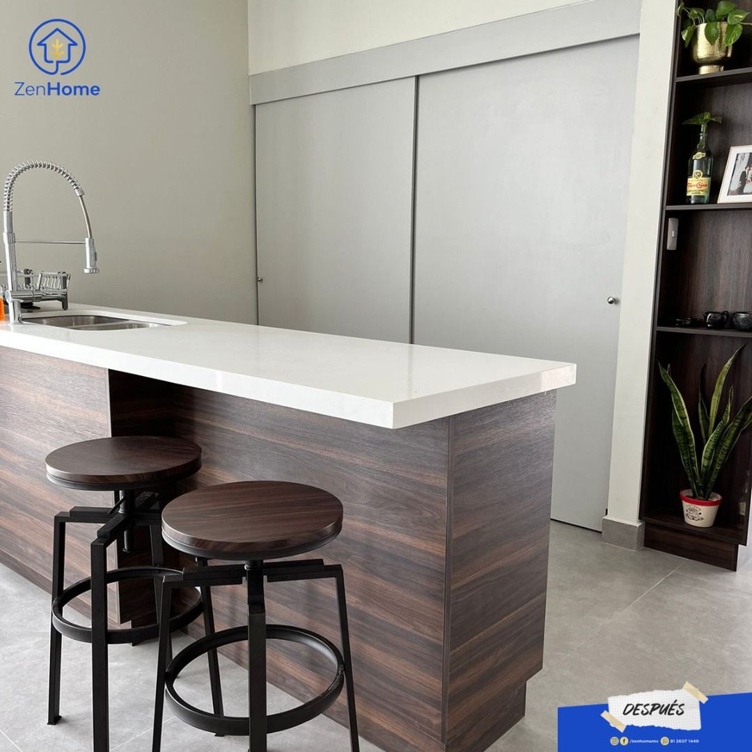 Cocina café con acentos claros y alacena en MDF con melamina — Monterrey, Nuevo León