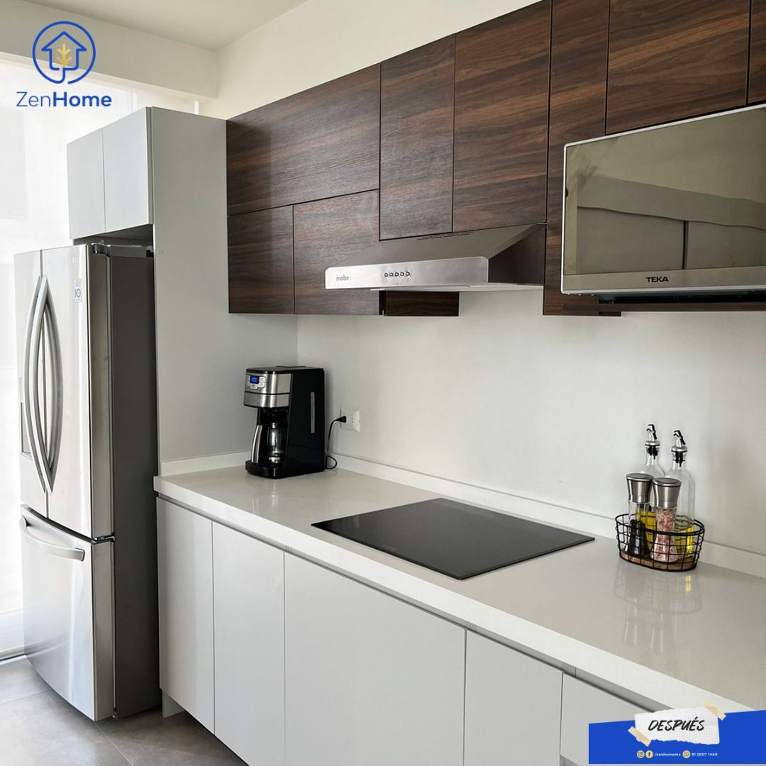 Cocina clara con acento en madera oscura fabricada en MDF con melamina — Departamentos Proesa, San Nicolás
