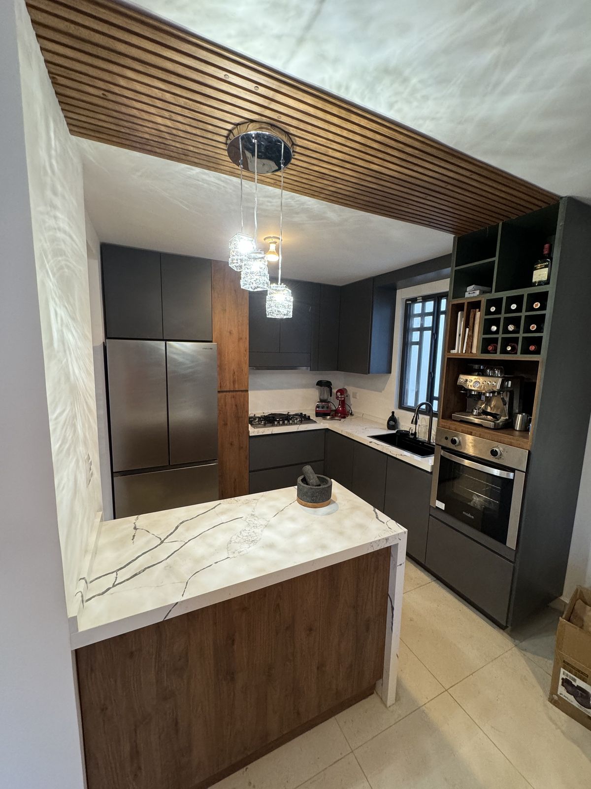 Cocina en MDF con melamina tono cálido y gris lava — Cumbres, Nuevo León